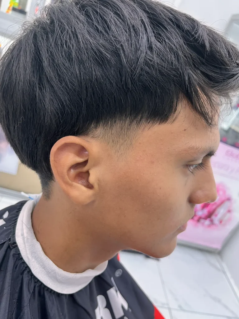 Corte de caballero con degradado en las patillas