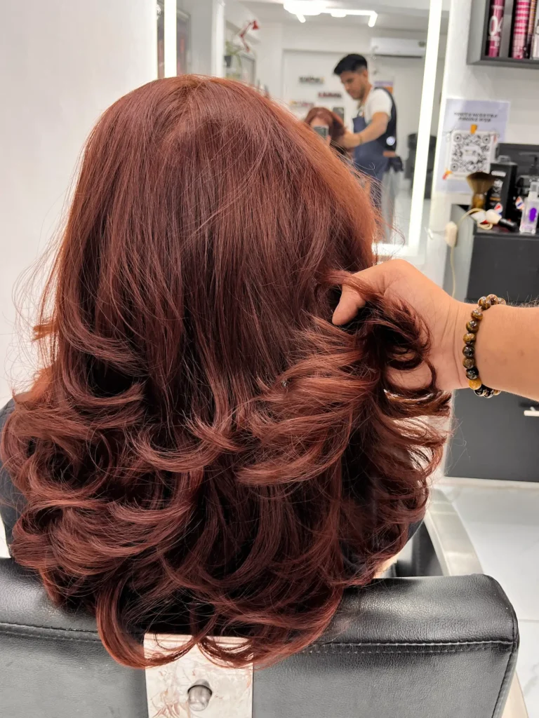 Cabello cobrizo con ondas y volumen