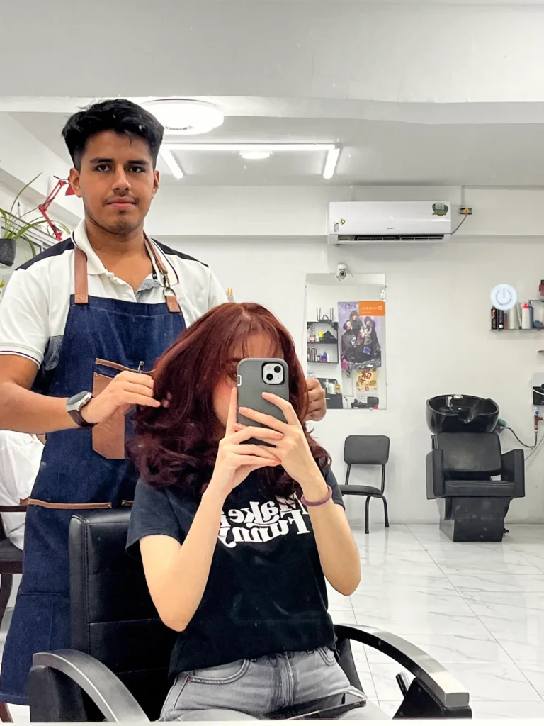 Estilista y clienta frente al espejo con su nuevo color