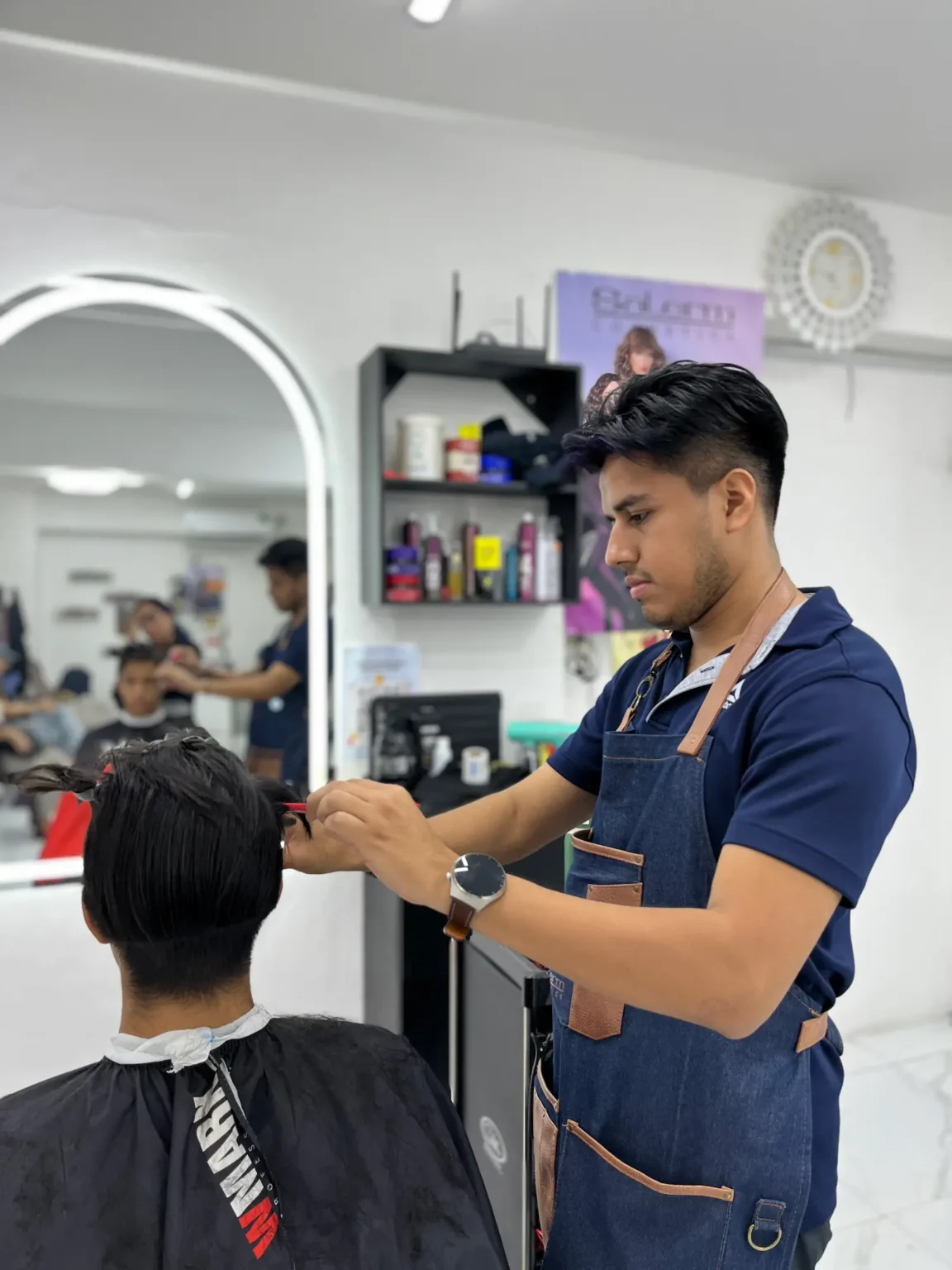 Barbero de Géminis cortando el cabello a un cliente