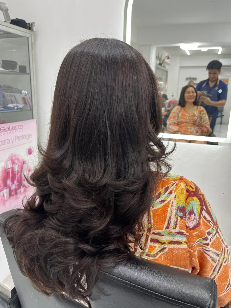 Cabello castaño con ondas