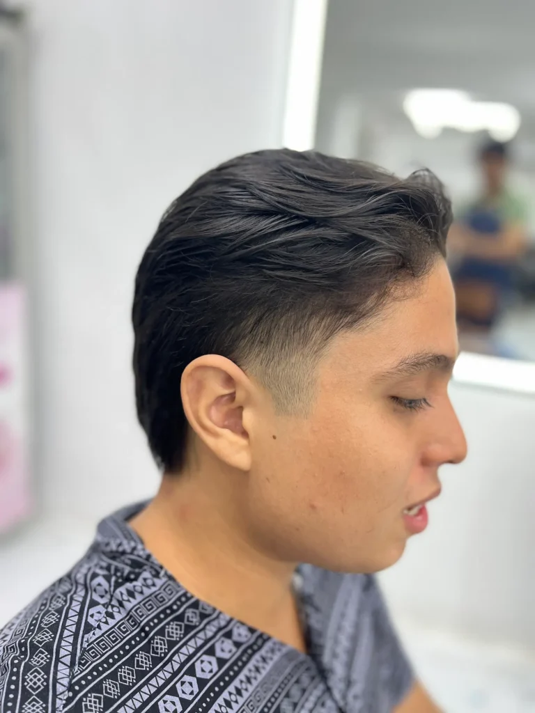 Corte degradado de caballero con peinado hacia atrás